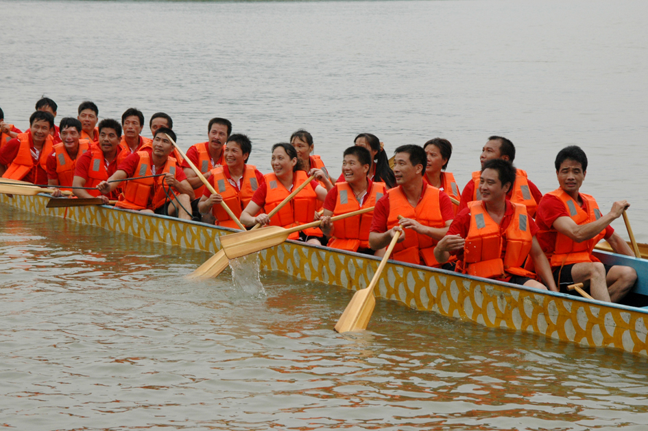Hengjiu Dragon Boat Team participates in Dragon Boat Festival.